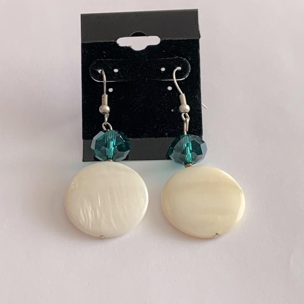 🦖5 for $20 | Vintage shell earrings with teal bead accents